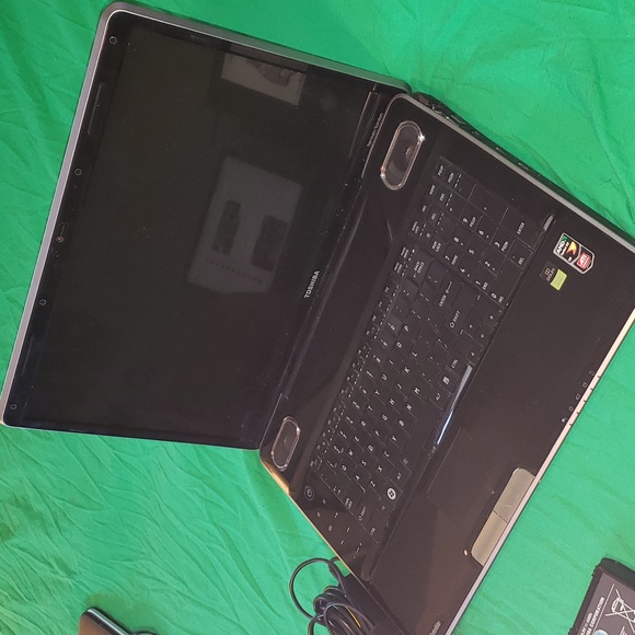 Toshiba Satellite P5050 Laptop Broken Parts Only Charger and Battery Included - Picture 3 of 8